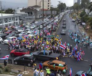 <i>Fotografía que muestra personas con banderas de los diferentes partidos políticos reunidas este domingo, en la fuente de la Hispanidad en San José (Costa Rica). EFE/ Alexander Otárola</i>