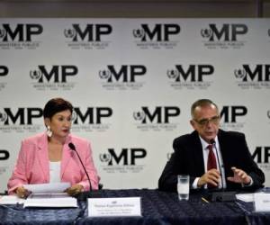 The head of the International Commission Against Impunity in Guatemala (CICIG), Colombian Ivan Velasquez (R), gives a press conference with Guatemalan Attorney General Thelma Aldana in Guatemala City on April 18, 2018. / AFP PHOTO / Johan ORDONEZ