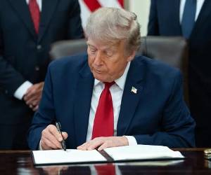 En su cuenta de <i>Truth Social</i><i><b>,</b></i><b> Trump había amenazado </b>a Canadá, el viernes pasado, con nuevos aranceles por el humo de los incendios forestales que afectó el norte y el este de Estados Unidos. (Foto: EFE)