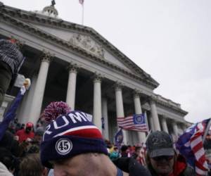 Los partidarios del presidente de los Estados Unidos, Donald Trump, se reúnen frente al Capitolio de los Estados Unidos el 6 de enero de 2021 en Washington, DC. - Los manifestantes violaron la seguridad y entraron al Capitolio mientras el Congreso debatía la Certificación de Voto Electoral para las elecciones presidenciales de 2020. (Foto de ALEX EDELMAN / AFP)