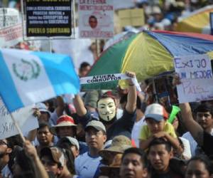 Demonstrators set on fire part of the Congress building during a protest demanding the resignation of Guatemalan President Alejandro Giammattei, in Guatemala City on November 21, 2020. - The Vice President of Guatemala, Guillermo Castillo, asked President Alejandro Giammattei to resign together for 'the good of the country,' after the 2021 budget -the largest in history, which generates indebtedness and rejection among Guatemalans- was approved in Congress. (Photo by Orlando ESTRADA / AFP)