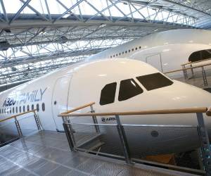 <i>Un avión Airbus de la familia A320 se exhibe en el centro de maquetas del fabricante de aeronaves Airbus, en Blagnac, cerca de Toulouse, sur de Francia, el 20 de marzo de 2019 (reeditado el 29 de noviembre de 2025). Airbus anunció el 29 de noviembre de 2025 que ordenaría la reparación inmediata de 6.000 de sus aviones de la familia A320 tras analizar que la intensa radiación solar puede corromper datos cruciales para el funcionamiento de los controles de vuelo. (Francia) EFE/EPA/FREDERIC SCHEIBER</i>