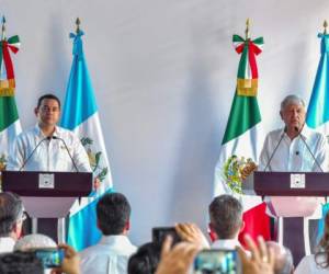 Mexican President-elect Andres Manuel Lopez Obrador (R) delivers a speech next to Guatemalan President Jimmy Morales, after a meeting at the Autonomous University of Chiapas, in Tuxtla Gutierrez, Chiapas state, Mexico, border with Guatemala on August 28, 2018. / AFP PHOTO / Jose Rosales