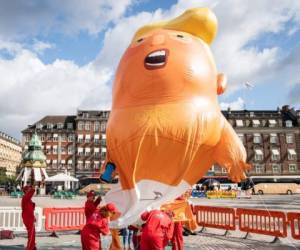 Los manifestantes protestan con un globo Baby-Trump inflado en Kongens Nytorv en Copenhague, Dinamarca, el 2 de septiembre de 2019. - Aunque el presidente de los Estados Unidos, Donald Trump, canceló la visita de estado a Dinamarca programada para el 2 y 3 de septiembre de 2019, los manifestantes llevaron a cabo lo planeado. protestas. (Foto de Niels Christian Vilmann / Ritzau Scanpix / AFP) / Dinamarca FUERA