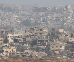 <i>Franja de Gaza (Palestina), 19/05/2025.- Vista de los edificios en ruina de la Franja de Gaza este lunes. Al menos 17 personas murieron en los ataques de Israel contra la Franja de Gaza desde la madrugada, recogen medios palestinos y la cadena catarí Al Jazeera, mientras el Ejército israelí intensifica su ofensiva contra el enclave. EFE/ Abir Sultan</i>