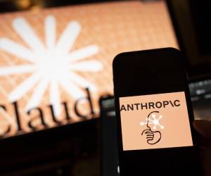 Fotografía de archivo que muestra una persona sosteniendo un teléfono con el logotipo compañía Anthropic en Nueva York (Estados Unidos). EFE/ Angel Colmenares