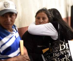 Familiares de las víctimas del incendio en San Jose Pinula lloran afuera de la morgue en Ciudad de Guatemala. AFP PHOTO / JOHAN ORDONEZ