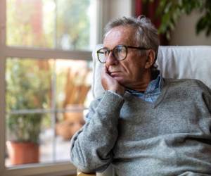 A medida que aumenta la esperanza de vida y disminuyen las tasas de fecundidad, crece rápidamente la proporción de personas adultas mayores, lo que transforma las necesidades sociales, económicas y de salud de la región. Foto de PIKSEL / Getty Images/iStockphoto