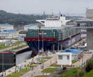 El buque chino Cosco Shipping inauguró el tercer juego de esclusas del Canal de Panamá, el pasado 26 de junio. Foto tomada de www.vozpopuli.com