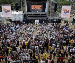 Los partidarios del nuevo presidente de Colombia, Gustavo Petro, observan la ceremonia de inauguración en una enorme pantalla callejera en Medellín, Colombia, el 7 de agosto de 2022. (Foto de FREDY BUILES / AFP)