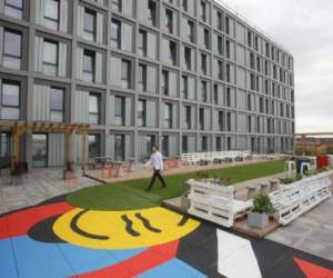 Vista de la terraza del edificio de co-living The Collective Old Oak en el noreste de Londres.