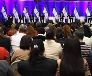 Eliseo Vallecillos, de Vamos; Alfonso Dias, de Unidad Democrática; Lucas Aguilera, de la Democracia Cristiana; Romeo Vasquez, de la Alianza Patriótica; Salvador Nasralla, de la Alianza Opositora; Romeo Vásquez Veslásquez, de la Alianza Patriótica y Luis Zelaya del Partido Liberal participan del debate presidencial.