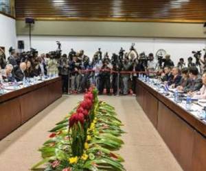 Delegados de EEUU (izquierda) y de Cuba el 21 de enero de 2015 en la sesión inaugural de las negociaciones para normalizar relaciones bilaterales. (Foto: AFP).