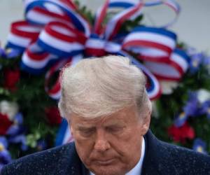 El presidente de Estados Unidos, Donald Trump, se va después de colocar una ofrenda floral en la Tumba del Soldado Desconocido en el Día de los Veteranos en el Cementerio Nacional de Arlington en Arlington, Virginia, el 11 de noviembre de 2020. - El presidente de Estados Unidos, Donald Trump, hizo su primera aparición oficial después de las elecciones el miércoles por lo que Debería ser un momento de unidad nacional para conmemorar el Día de los Veteranos, ahora empañado por su negativa a reconocer la victoria de Joe Biden. (Foto de Brendan Smialowski / AFP)