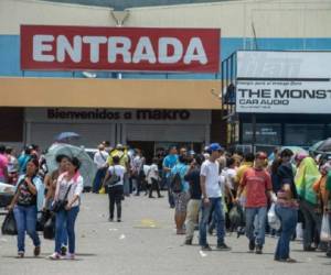 Algunas firmas privadas advierten que el problema de la escasez, exacerbado por la abrupta caída de los ingresos a raíz del desplome del precio del petróleo, ha aumentado considerablemente desde hace un año.