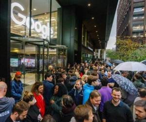 Google staff stage a walkout at the company's UK headquarters in London on November 1, 2018 as part of a global campaign over the US tech giant's handling of sexual harassment. - Hundreds of employees walked out of Google's European headquarters in Dublin on Thursday as part of a global campaign over the US tech giant's handling of sexual harassment that saw similar protests in London and Singapore. (Photo by Tolga Akmen / AFP)