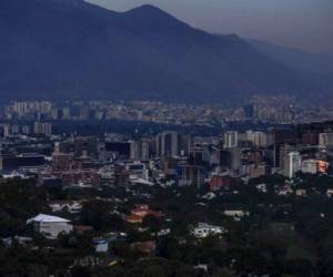 View of Caracas during a power outage on March 9, 2019. - Venezuela President Nicolas Maduro claimed that a new cyber attack had prevented authorities from restoring power throughout the country following a blackout on March 7 that caused chaos. The government blamed the outage on US sabotage at the central generator in Guri, in the country's south, which provides 80 percent of Venezuela with its electricity. (Photo by Matias DELACROIX / AFP)