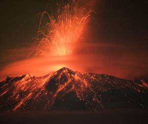 <i>Materiales incandescentes, ceniza y humo son arrojados desde el volcán Popocatépetl en San Nicolás de los Ranchos, estado de Puebla, México el 20 de mayo de 2023. (Foto de Osvaldo CANTERO / AFP)</i>