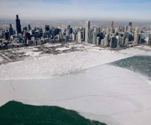 Las temperaturas han hecho que el Lago Michicgan se congele.