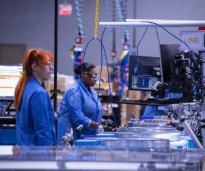 Los empleados construyen y prueban robots en el BOS27 Robotics Innovation Hub de Amazon en Westborough, Massachusetts, el 10 de noviembre de 2022. - Nada es cuestión de suerte en Amazon. El laboratorio de robótica del gigante estadounidense del comercio electrónico está desarrollando la automatización de sus centros de distribución en todo el mundo para que los clientes reciban sus pedidos de manera eficiente en el menor tiempo posible. Delivering the Future” es el lema de este “hub del universo robot” que está convirtiendo a la compañía que Jeff Bezos fundó hace 28 años para vender libros a través de Internet en pionera en distribución con tecnología propia y producción “made in USA”. (Foto de Joseph Prezioso / AFP)