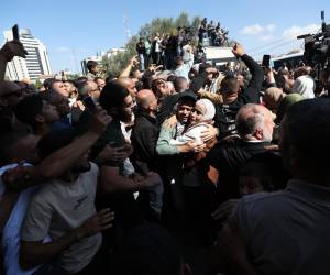 <i>La gente saluda a los presos palestinos liberados a su llegada a Ramala tras ser puestos en libertad de una cárcel israelí como parte del acuerdo de liberación entre Israel y Hamás. EFE/ALAA BADARNEH</i>