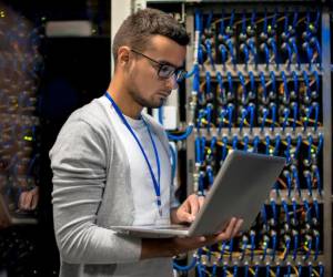 Sectores como Tecnología de la información, Ciencias de la Vida y bienes de Consumo reportan las mayores expectativas de contratación. Foto de SeventyFour / Getty Images/iStockphoto