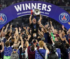 Luis Enrique alza la Copa tras la final de la UEFA Champions League entre Paris Saint-Germain e Internazionale Milano en Múnich, Alemania. EFE/EPA/RONALD WITTEK