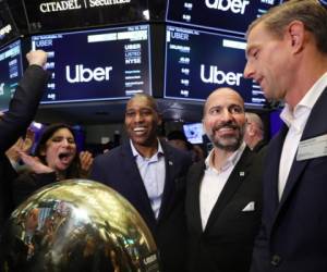 Ryan Graves, cofundador de Uber junto al CEO de la empresam Dara Khosrowshahi en el debut de la tecnológica en la bolsa de NY.