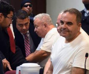 Former Salvadorean president (2004-2009) Elias Antonio Saca, kept in preventive detention, appears in court for a hearing for alleged embezzlement, at the Isidro Menendez Judicial Centre in San Salvador, on April 16, 2018.Saca was arrested in October 2016 with his former private secretary and former communications secretary, among others, suspected of pocketing $246 million in public funds during his 2004-2009 mandate. They have been charged with embezzlement, criminal association and money laundering. / AFP PHOTO / Marvin RECINOS