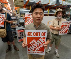 <i>Personas sostienen carteles durante una manifestación en apoyo a la Red Nacional de Organización de Jornaleros por las recientes redadas de ICE en los estacionamientos de The Home Depot este jueves, en East Windsor New Jersey (Estados Unidos). EFE/ Ángel Colmenares</i>