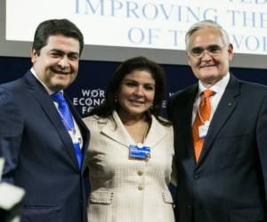 De izquierda a derecha: presidente de Honduras, Juan Orlando Hernández, Marisol Argueta de Barillas (Senior Director, WEF LATAM) y Jorge Luis Quijano (Administrador del Canal de Panamá).