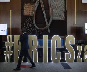 <i>Un delegado camina por el vestíbulo principal durante la Cumbre BRICS 2023 en el Centro de Convenciones Sandton en Johannesburgo el 22 de agosto de 2023. Los países BRICS, acrónimo de los cinco miembros Brasil, Rusia, India, China y Sudáfrica, se reúnen durante tres días para una cumbre en Johannesburgo a partir del 22 de agosto de 2023. (Foto de Gianluigi Guercia / AFP)</i>
