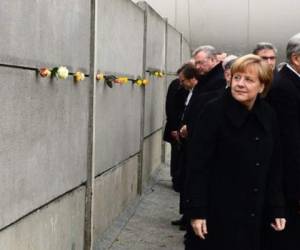 Angela Merkel, y otros participantes clavaron rosas en los vestigios del Muro. (Foto: AFP)