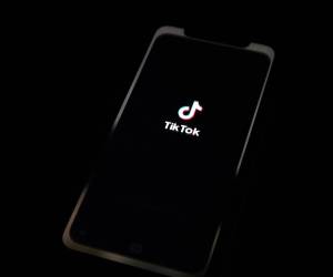 Imagen de un teléfono con el logotipo de TikTok. EFE/EPA/Roman Pilipey