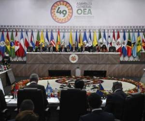 Colombian Foreign Minister Carlos Holmes Trujillo (C) speaks during the 4th plenary session next to the General Secretary of the Organization of American States (OAS), Luis Almagro (C-L) during the last day of the OAS 49th General Assembly in Medellin, Antioquia's department, in Colombia, on June 28, 2019. (Photo by JOAQUIN SARMIENTO / AFP)