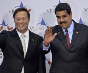 Los presidentes de Panamá, Juan Carlos Varela (izquierda) y Venezuela, Nicolás Maduro, en la reciente Cumbre de las Américas celebrada en Panamá. (Foto: AFP).