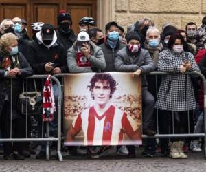 Los aficionados rinden homenaje al fallecido futbolista italiano Paolo Rossi durante su funeral fuera de la Catedral de Santa Maria Annunciata en Vicenza, noreste de Italia, el 12 de diciembre de 2020.- El ex jugador de fútbol italiano Paolo Rossi murió el 9 de diciembre de 2020 en Siena a la edad de 64. (Foto de Marco Bertorello / AFP)