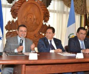 Carlos Morales (canciller de Guatemala), ministro general Ramón Hernández, Arturo Corrales (canciller de Honduras). (Foto:LaPrensa)