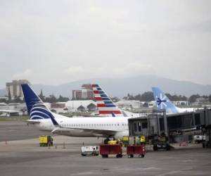 General view of the La Aurora international airport, which remains closed due to ash that fell after the eruption of the Fuego Volcano, in Guatemala City, on June 3, 2018. / AFP PHOTO / JOHAN ORDONEZ