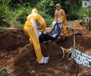 La acumulación de medidas de distintas empresas condujo al ministro de Finanzas de Sierra Leona, Kaifala Marah, a comparar los efectos de la epidemia a los de un 'embargo económico'. (Foto: AFP).