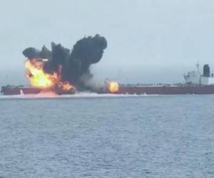 <i>El petrolero 'Chios Lion', de bandera liberiana, fue atacado el lunes a 97 millas náuticas (unos 180 km) al noroeste de la ciudad portuaria de Hodeida, en Yemen. FOTO REFERENCIA</i>