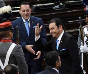 El expresidente Jimmy Morales saluda tras entregar su reporte anual ante el Congreso en Ciudad de Guatemala, el 14 de enero de 2020. (Foto ORLANDO ESTRADA / AFP)