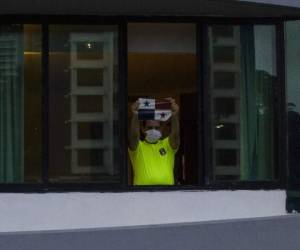 View of members of Panama's National Police at the windows of a hotel -temporary turned into hospital to treat COVID-19 coronavirus patients- in Panama City, on April 14, 2020. (Photo by Luis ACOSTA / AFP)