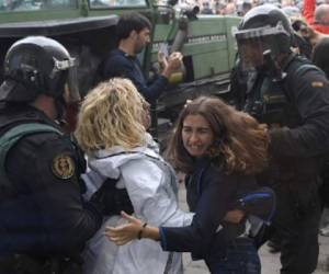 Aunque dividida sobre la cuestión de la secesión, más del 80% de los catalanes reclama esta consulta, rechazada por el gobierno español de Mariano Rajoy, que la considera anticonstitucional. (Foto: AFP).