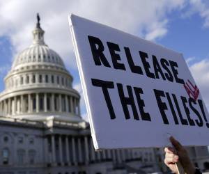 <i>Fotografía de archivo fechada el 12 de noviembre de 2025 que muestra a una persona sosteniendo un cartel frente al Capitolio pidiendo que se publiquen los archivos Epstein en Washington (EE.UU.). EFE/ Will Oliver ARCHIVO</i>