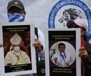 Ciudadanos nicaragüenses realizan una manifestación frente a la Embajada de Nicaragua en Costa Rica para protestar contra el gobierno de Nicaragua y la detención del obispo nicaragüense y crítico del régimen Rolando Alvarez, en San José, el 19 de agosto de 2022. - Policía de Nicaragua el 19 de agosto de 2022 Sacó por la fuerza al obispo católico y crítico del gobierno Rolando Álvarez de su residencia oficial después de dos semanas bajo asedio, dijeron grupos de la Iglesia y de derechos que no tenían noticias sobre su paradero. (Foto de Óscar Navarrete / AFP)