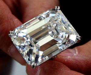 Sotheby's expone en Dubai un diamante valorado en US$19 y US$25 millones, que será subastado en Nueva York el 21 de abril de 2015. Foto AFP