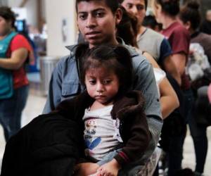 Decenas de niños, mujeres y hombres en situación de violencia de Honduras, Guatamala y El Salvador llegaron en bus al Centro de Detención en McAllen, Texas. Spencer Platt/Getty Images/AFP
