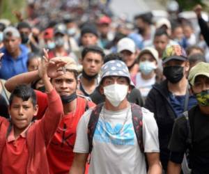 Miles de migrantes que viajan a pie desde Honduras rumbo a Estados Unidos se desplazan el sábado por Guatemala, en camino a México, el próximo escollo a sortear en busca de mejores condiciones de vida, que anhelan recibir del futuro gobierno de Joe Biden. (Photo by Johan ORDONEZ / AFP)