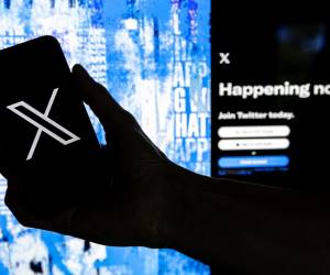 <i>La plataforma X del multimillonario Elon Musk ha limitado a usuarios de pago el uso de su herramienta de inteligencia artificial Grok. Archivo. EFE/EPA/ETIENNE LAURENT</i>